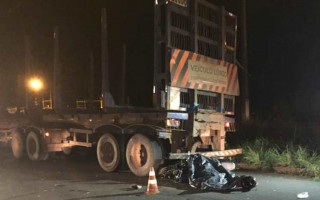 Homem morreu após bater na traseira do caminhão