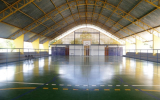 A quadra do ginásio possui tamanho oficial para disputas de futsal, vôlei e basquete, com 16 x 30 metros