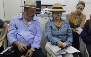 Entrega de ofício sobre o aeroporto de Araguaína à senadora Kátia Abreu.