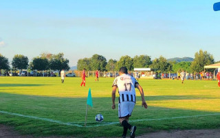 Vice-governador Wanderlei Barbosa durante partida de futebol em Colmeia