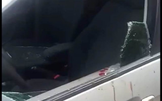 Carro da vítima foi danificado pelos agressores
