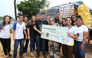 Alunos da Escola Estadual Dom Alano fazem doação de cimento ao Hospital do Amor