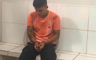 Suspeito foi preso em cumprimento a mandado de prisão.