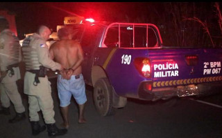 Um homem foi flagrado levando um grande pedaço de carne e outro por ameaça.