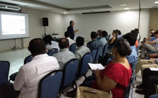 Professor doutor Carlos Augusto Mallmann durante palestra em Palmas.