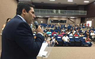 Vereador Marcus Marcelo durante sessão em homenagem aos militares da reserva
