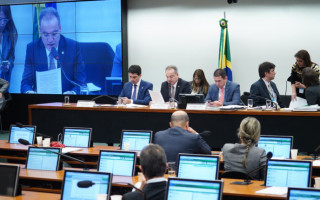 Deputado Samuel Moreira leu relatorio da reforma da previdencia nesta quinta.