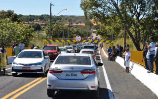 A ponte foi liberada para veículos leves, para veículos pesados ela continua interditada