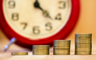 Quando sobra algum dinheirinho, as pessoas se perguntam se o melhor a fazer é quitar os débitos ou buscar algum retorno de investimento.
