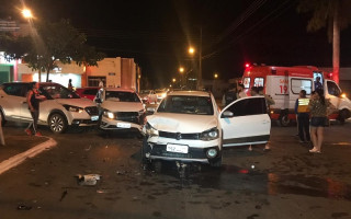 O veículo roubado acabou procando o acidente da Av. José de Brito