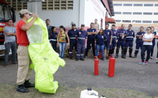 Ministrado pelo 2° Batalhão de Bombeiros Militar, o treinamento preparou os profissionais para atendimento a acidentes com produtos corrosivos e substâncias tóxicas ou inflamáveis