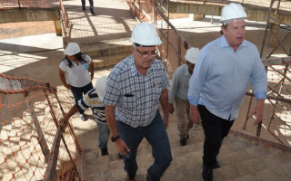 Governador esteve acompanhado do secretário de Estado da Saúde, Edgar Tolini, e por funcionários da empresa responsável pela execução da obra