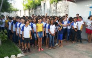 Alunos cantam Hino Nacional em escola de Araguatins.