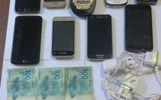 objetos ilícitos: oito celulares,  R$ 300 e três carregadores