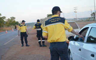 Agentes do Detran realizam abordagens a veículos