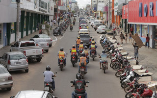 Mototaxistas no centro comercial de Araguaína 