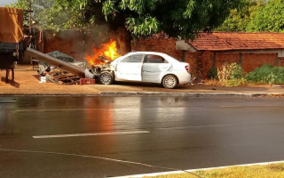 Carro pegou fogo após colidir no poste de energia
