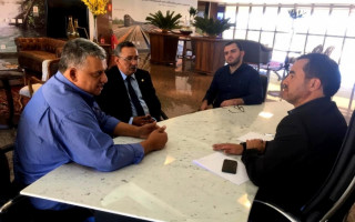 Wanderlei Barbosa recebe vereadores, deputados e prefeitos