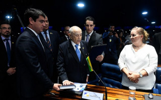 Siqueira Campos faz juramento no Plenário do Senado durante a sessão especial