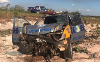Viatura  da PM ficou com a frente destruida 