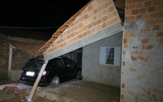 Telhado caiu sobre o carro em Araguaína 