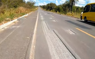 Motorista denuncia empresa por fazer buracos na BR 153 para depois recupera-los.