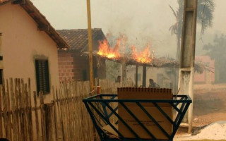 Chamas atingiram uma casa.