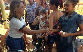 Vereadora Zezé durante visita a bairros de Araguaína.