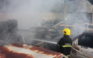 Bombeiros apagam incêndio no pátio da SIPAR