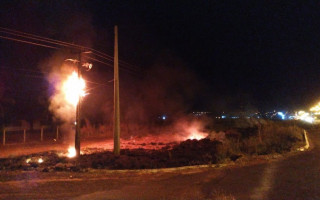As chamas se alastraram e atingiram a rede elétrica