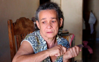 Dona Luzenira perdeu a visão e precisa de ajuda. 