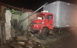 Caminhão desgovernado atingiu quarto. 