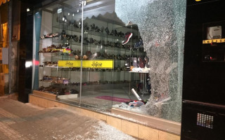 Loja tem vidraça quebrada por criminoso em Araguaína. 