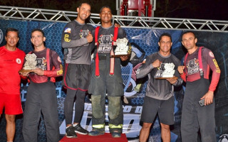 Campeões da categoria geral sendo premiados ao final do Bombeiro de Aço