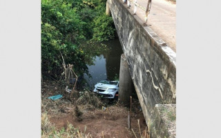 Mulher morreu após carro cair de ponte sob o rio Taquari em Araguatins. 