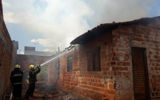 Teto da residência foi destruído pelas chamas