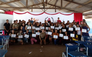 Formandos posam com os diplomas