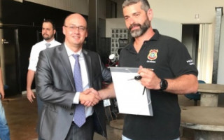 Veículo foi entregue pelo secretário Cristiano Sampaio ao titular da DEIC Norte, José Anchieta.