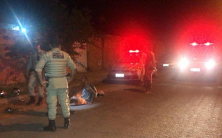 Homem é amarrado por populares após furtar moto. 