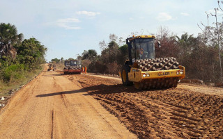 Os serviços estão sendo realizados no trecho da TO-010, entre o entroncamento da BR-230 até a cidade de Araguatins