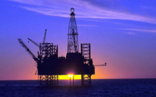 Plataforma de extração de petróleo na Bacia de Campos, Rio de Janeiro