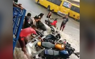 Enxurrada arrasta motos que estavam estacionadas em frente ao Terminal Bandeiras. 