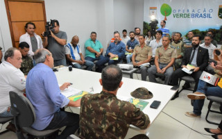 Dimas recebeu em seu gabinete, o coronel Lautier Barbosa de Azevedo e representantes de 13 entidades locais.