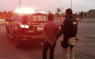 Condutor do caminhão foi preso pela PRF em Araguaína.