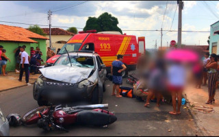 Casal em moto foi arrastado por quase 30 metros. 