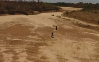 Na foz do rio Javaés, onde ele deveria encontrar o Araguaia, restam apenas bolsões de água.