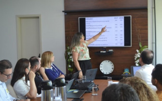 Vice-reitora Ana Lúcia (em pé) durante apresentação dos índices do TCU sobre a UFT.