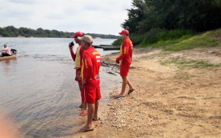 Mergulhadores observam rio antes da ação de buscas a vítima em rio no estado do Tocantins.