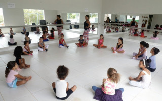 A escola atende alunos de toda a cidade e está com vagas abertas para 10 modalidades.