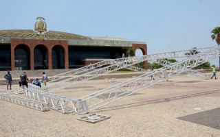 Estrutura do palco já está sendo montada na Praça dos Girassóis 